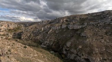 Matera 'nın panoramik manzarası, İtalya' nın Basilicata bölgesinde antik bir kasaba..