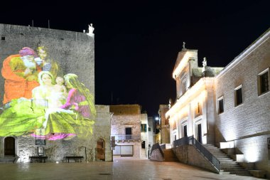 Cisternino, İtalya, 12.15.2023. Noel süslemeleriyle süslenmiş küçük bir Apulian kasabası.