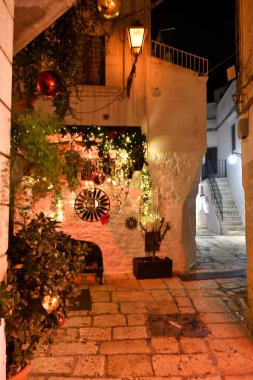 Cisternino, İtalya, 12.15.2023. Noel süslemeleriyle süslenmiş küçük bir Apulian kasabası.