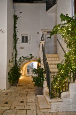 Cisternino, İtalya, 12.15.2023. Noel süslemeleriyle süslenmiş küçük bir Apulian kasabası.