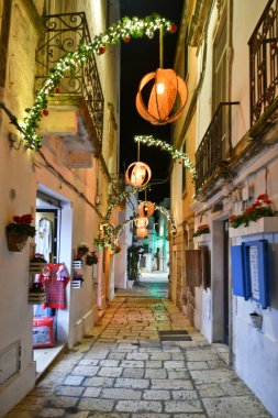 Cisternino, İtalya, 12.15.2023. Noel süslemeleriyle süslenmiş küçük bir Apulian kasabası.