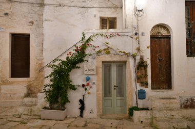 Cisternino, İtalya, 12.15.2023. Noel süslemeleriyle süslenmiş küçük bir Apulian kasabası.