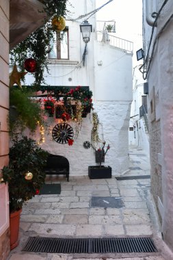 Cisternino, İtalya, 12.15.2023. Noel süslemeleriyle süslenmiş küçük bir Apulian kasabası.