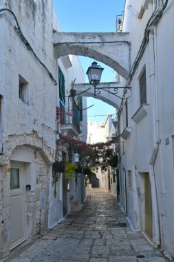 Cisternino, İtalya, 12.15.2023. Noel süslemeleriyle süslenmiş küçük bir Apulian kasabası.