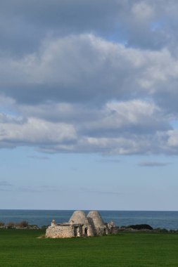 İtalya 'nın Lazio dağlarındaki ortaçağ köyü Monte San Biagio' nun eski evleri arasında dar bir sokak..