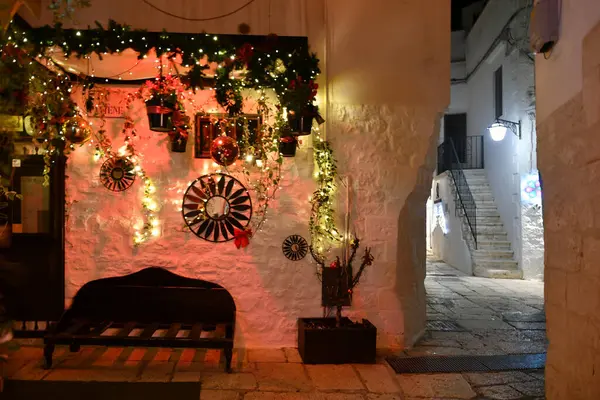 Cisternino, İtalya, 12.15.2023. Noel süslemeleriyle süslenmiş küçük bir Apulian kasabası.