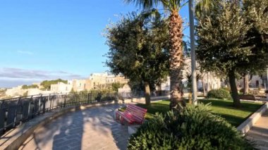 İtalya 'nın Puglia bölgesinde bir köy olan Cisternino' nun manzarası.
