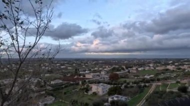 İtalya 'nın Puglia bölgesinde bir köy olan Cisternino' nun manzarası.