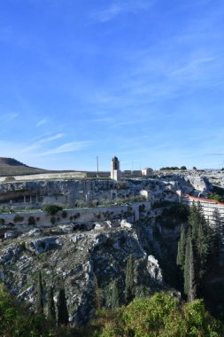 İtalya 'da Puglia' da küçük bir kasaba olan Gravina 'nın panoramik manzarası.