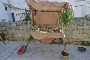 Puglia 'daki Gravina' da bir market tezgahı, İtalya 'nın Bari eyaletinde bir kasaba..