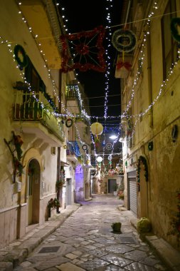 Puglia, Gravina 'da Noel süslemeleriyle süslenmiş bir cadde, İtalya.