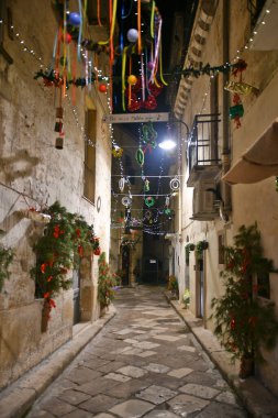 Puglia, Gravina 'da Noel süslemeleriyle süslenmiş bir cadde, İtalya.