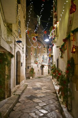 Puglia, Gravina 'da Noel süslemeleriyle süslenmiş bir cadde, İtalya.