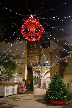 Puglia, Gravina 'da Noel süslemeleriyle süslenmiş bir cadde, İtalya.