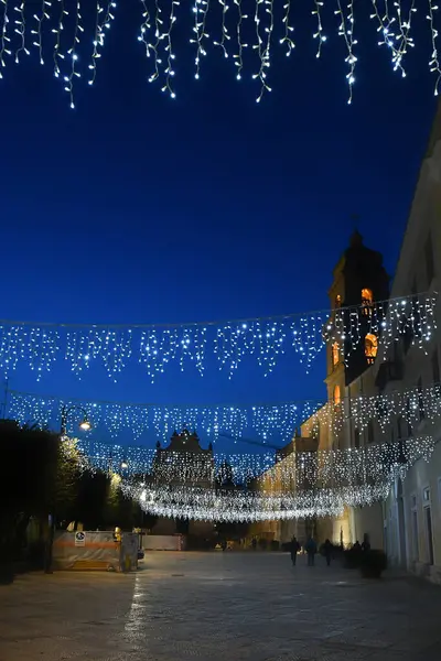 Puglia, Gravina 'da Noel süslemeleriyle süslenmiş bir cadde, İtalya.