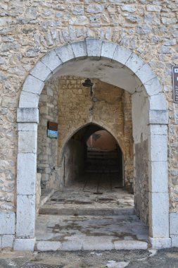 İtalya 'nın Lazio dağlarındaki ortaçağ köyü Monte San Biagio' nun antik giriş kapısı..