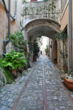 İtalya 'nın Lazio dağlarındaki ortaçağ köyü Monte San Biagio' nun eski evleri arasında dar bir sokak..