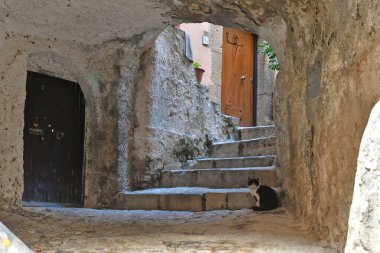 İtalya 'nın Lazio dağlarındaki ortaçağ köyü Monte San Biagio' nun eski evleri arasında dar bir sokak..