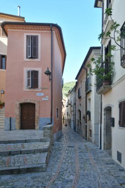 İtalya 'nın Lazio dağlarındaki ortaçağ köyü Monte San Biagio' nun eski evleri arasında dar bir sokak..