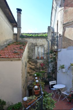 İtalya 'nın Lazio dağlarındaki ortaçağ köyü Monte San Biagio' nun eski evleri arasında dar bir sokak..