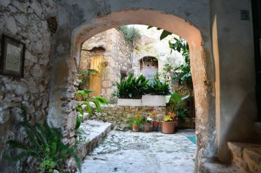 İtalya 'nın Lazio dağlarındaki ortaçağ köyü Monte San Biagio' nun eski evleri arasında dar bir sokak..