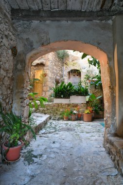 İtalya 'nın Lazio dağlarındaki ortaçağ köyü Monte San Biagio' nun eski evleri arasında dar bir sokak..