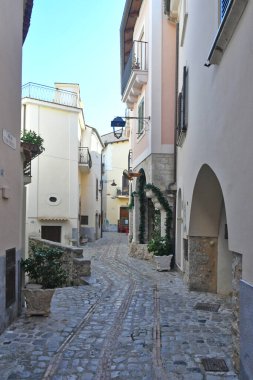 İtalya 'nın Lazio dağlarındaki ortaçağ köyü Monte San Biagio' nun eski evleri arasında dar bir sokak..