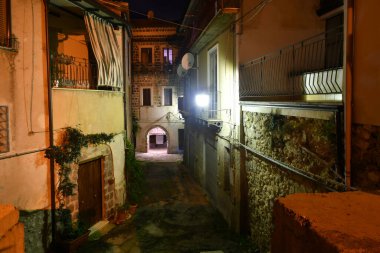 İtalya 'nın Caserta ilindeki bir ortaçağ köyü olan Caiazzo' nun eski evleri arasında dar bir sokak..