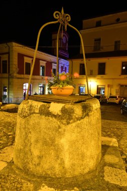 Güney İtalya 'da Caiazzo meydanında bir ortaçağ köyü..