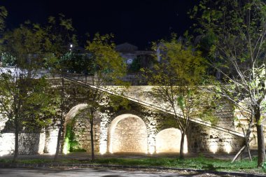 Güney İtalya 'da bir köy olan Caiazzo' daki bir merdivenin gece görüntüsü..