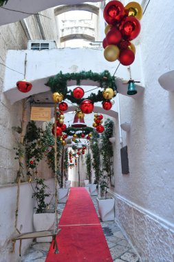 İtalya 'nın Bari eyaletindeki eski Monopoli evleri arasında dar bir sokak..