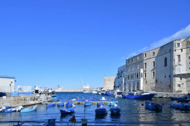 İtalya 'nın Bari eyaletinde yer alan Monopoli antik limanında tekneler.