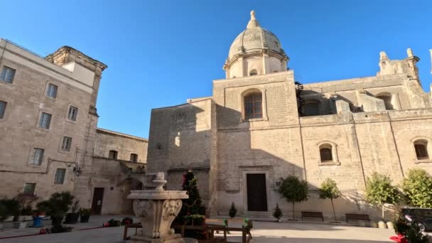 Ett Torg Den Historiska Stadskärnan Monopoli Stad Apulien Regionen Italien — Stockvideo
