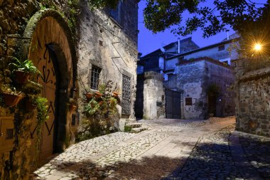  İtalya 'nın Campania bölgesindeki bir ortaçağ köyü olan Casertavecchia' da geceleri dar bir sokak..