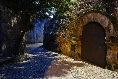  İtalya 'nın Campania bölgesindeki bir ortaçağ köyü olan Casertavecchia' da geceleri dar bir sokak..