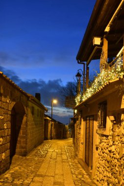  İtalya 'nın Campania bölgesindeki bir ortaçağ köyü olan Casertavecchia' da geceleri dar bir sokak..