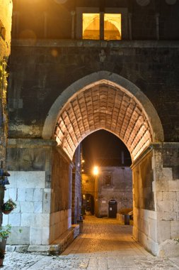 İtalya 'nın Campania bölgesindeki bir ortaçağ köyü olan Casertavecchia' da geceleri dar bir sokak..
