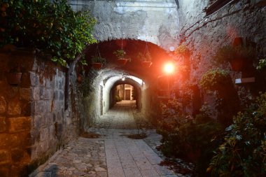 İtalya 'nın Campania bölgesindeki bir ortaçağ köyü olan Casertavecchia' da geceleri dar bir sokak..