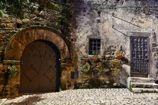  İtalya 'nın Campania bölgesindeki bir ortaçağ köyü olan Casertavecchia' da geceleri dar bir sokak..