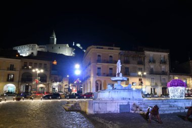 İtalya, Campania 'da bir ortaçağ köyü olan Montesarchio meydanının gece fotoğrafı..