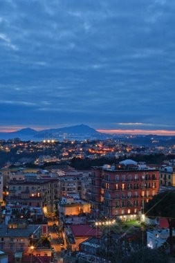 Napoli 'nin tarihi merkezinin panoramik gece manzarası, bir İtalyan şehri..
