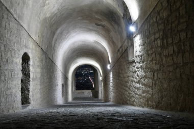 Napoli, İtalya 'da antik bir şato olan Saint' Elmo 'nun duvarlarındaki geçit..