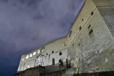 Napoli, İtalya 'da antik bir şato olan Saint' Elmo 'nun cephesi..