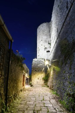 Riardo 'da dar bir sokak, İtalya, Campania' da bir ortaçağ köyü..