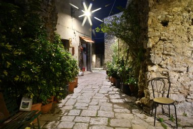 Riardo 'da dar bir sokak, İtalya, Campania' da bir ortaçağ köyü..