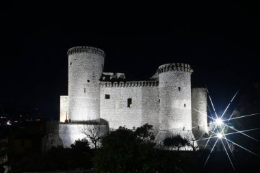 Riardo 'da bir ortaçağ kalesinin duvarları, İtalya' da Campania 'da bir köy..