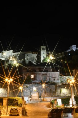İtalya 'nın Campania bölgesinde bir ortaçağ köyü olan Riardo' nun gece görüşü.