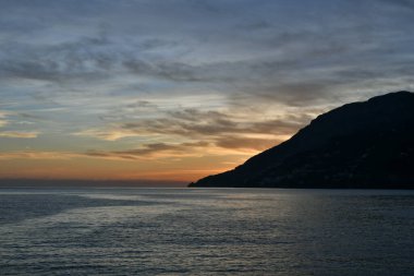 İtalya 'daki Amalfi sahilinin üzerinde gün batımı.