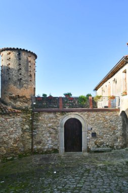 İtalya 'nın Campania kentindeki eski Perdifumo evleri arasında dar bir sokak..