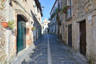 İtalya 'nın Campania kentindeki eski Perdifumo evleri arasında dar bir sokak..